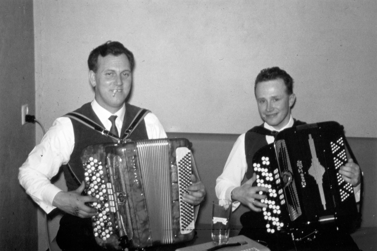 Ukjent, Eivind Stensrud og Magne Thomassen spilte til dans i mange selskaper. Musikere, trekkspill.. Ca. 1970.
