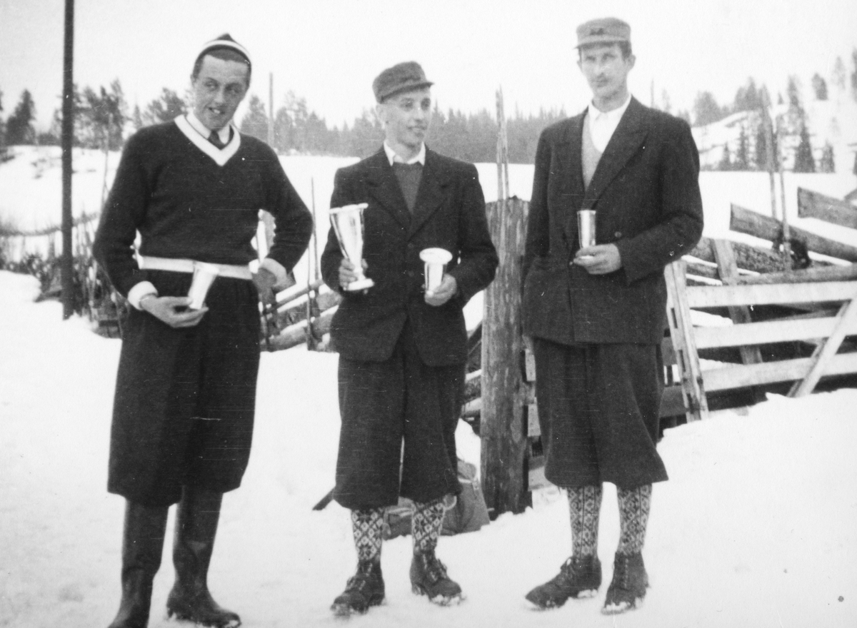 Ukjent, Weensvangen, Espa, Stange. Ca. 1950. Premieutdeling etter Knukbergløpet. F. v. Kåre Brodal, Leif Østli og Sverre Sveen. Skirenn.