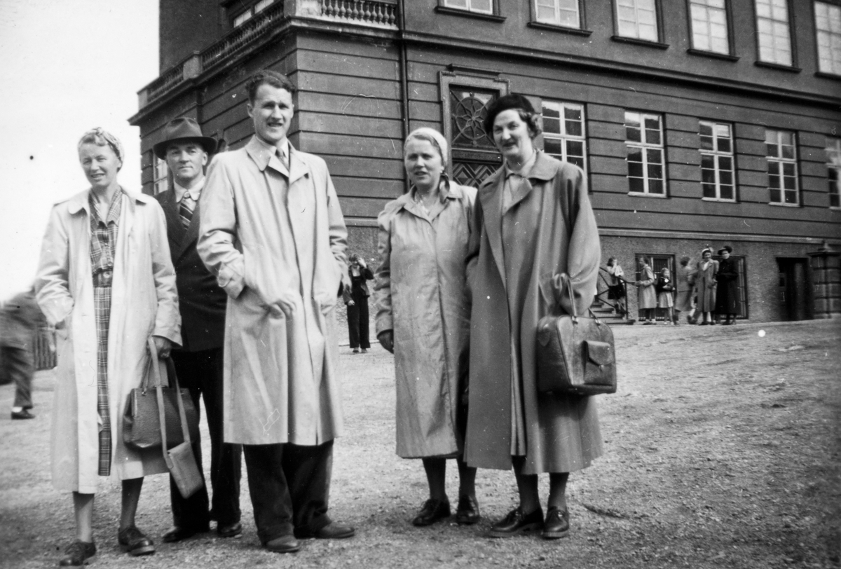 Ukjent, Bispehaugen skole iTrondheim. Stange skole 6 og 7. klasse på skoletur til Trondheim. Lærere og foreldrerepresentanter. F. v. Helga Rindal, Odd Mork, Finn Berg, Harriet Farsund og Inga Skjøthaug. Juni 1952.