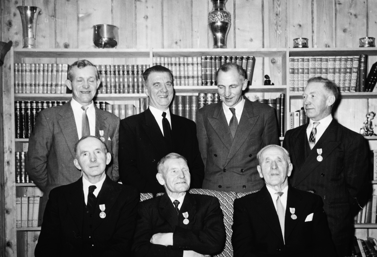 Ukjent, Medaljeoverrekkelse til gårdskarer med mere enn 30 års ansettelse på Nordvi gård i Stange. 1958. Bakerste rekke f. v. Simen Jønsberg, ordfører Arnljot Johnstad, gårdbruker Kristoffer Olstad og Arne Grindborg. Foran f. v. Eivind Grindborg, Kristian Nyhus og Einar Pettersen.