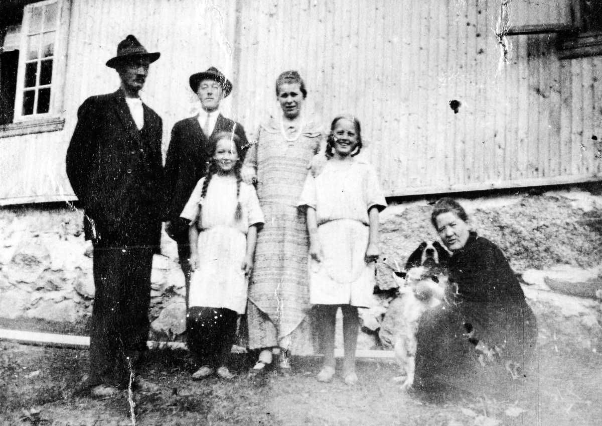Ukjent, Nordli på Tangen. F. v. Mathias Mathiassen, Marcus Nordli, Astrid Nordli, ukjent, Gunvor Nordli og Maren Mathiassen