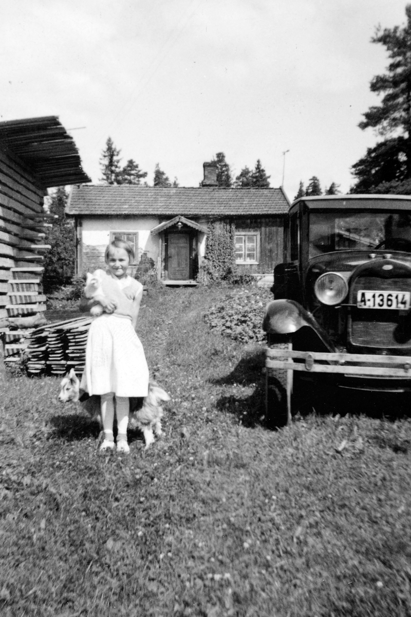 Ukjent, Kikkut, Stange. Anne Marie Andersen, bil A-13614, tilhørte Alfred Bergstue, ca. 1937.