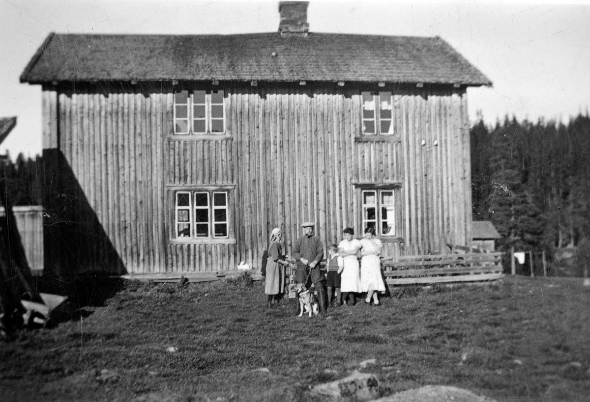 Ukjent, Kjørehotellet. Fløtbakken, Tangen. Overnattingsted for skogsarbeidere. F. v. Hilda Lien, Ottin Lien, 3 ukjente.