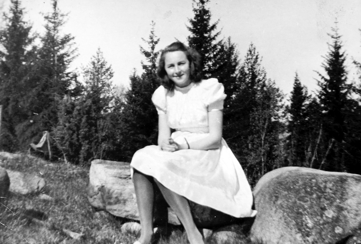 Ukjent, Anne Marie Andersen, konfirmantkjole. 1941-1942.
