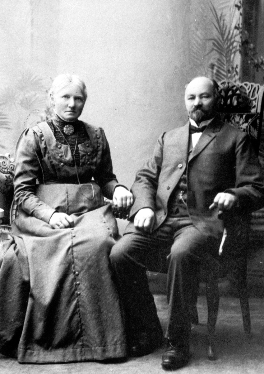 Ukjent, Landhandler Johannes Olsen og kona Pauline Ovida Wieberg Skjelvenga G. nr. 58-2. Flere opplysninger se boka "Handelsforretninger i Stangeby`n med omegn" skrevet av Jan Arne Berg, utgitt av Stange Historielag 2013.
