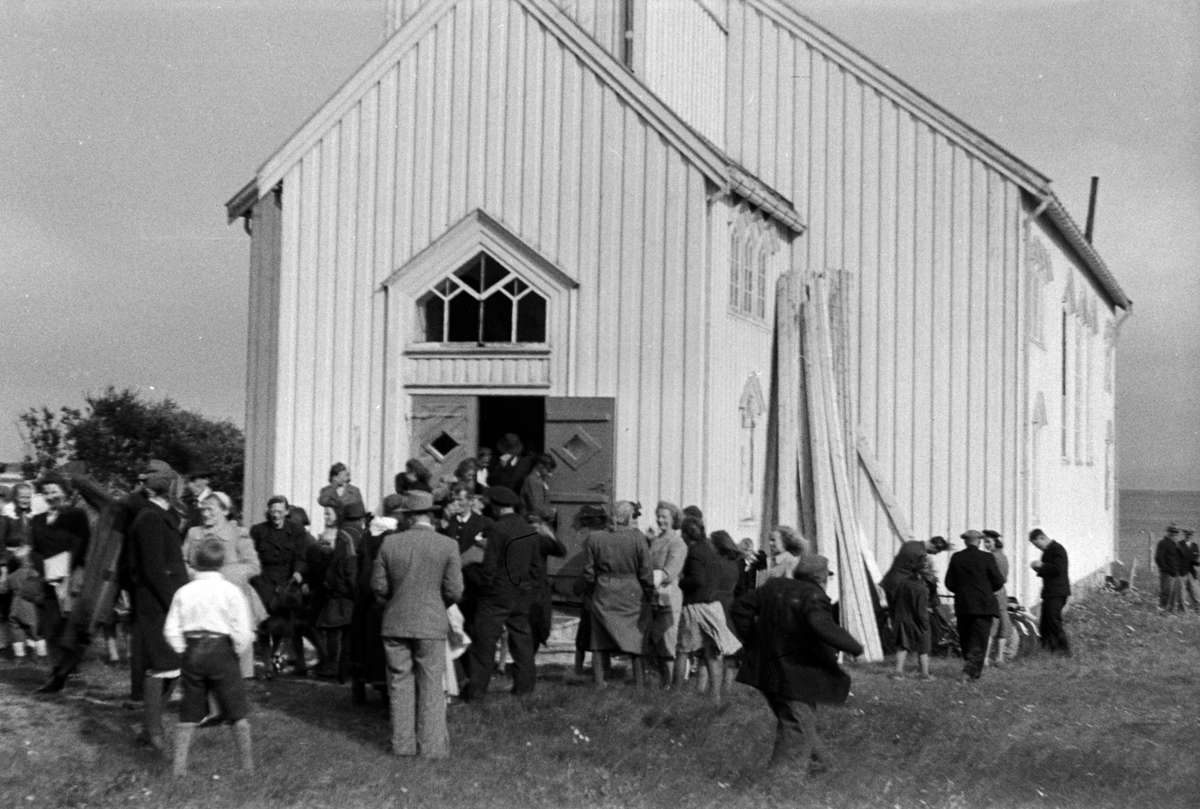Adolf Skjegstad, Folk samlet utenfor kirken. Kistrand kirke, Kistrand, Porsanger, Finnmark.