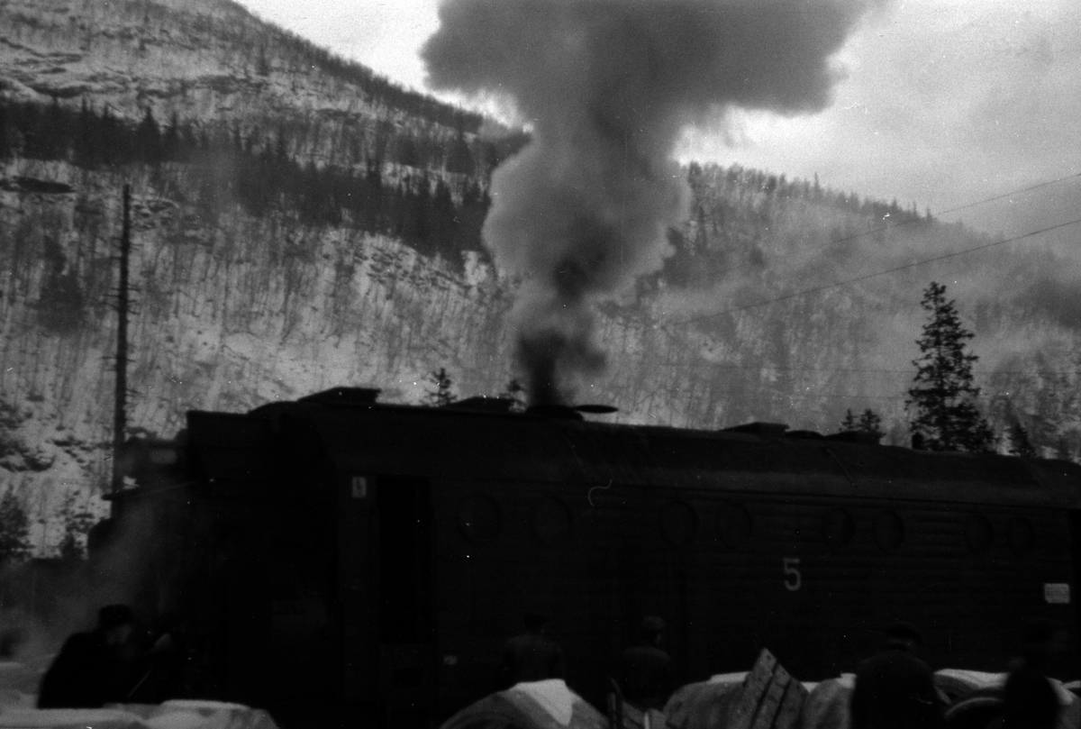Adolf Skjegstad, NORGES STATSBANER, NORDLANDSBANEN, DAMPLOKOMOTIV. Mandag 8. desember 1947, Dunderland stasjon. Roterende snøplog type 3 nr. 5 er fyrt opp i anledning befaring/åpning av Nordlandsbanen til Lønsdal.