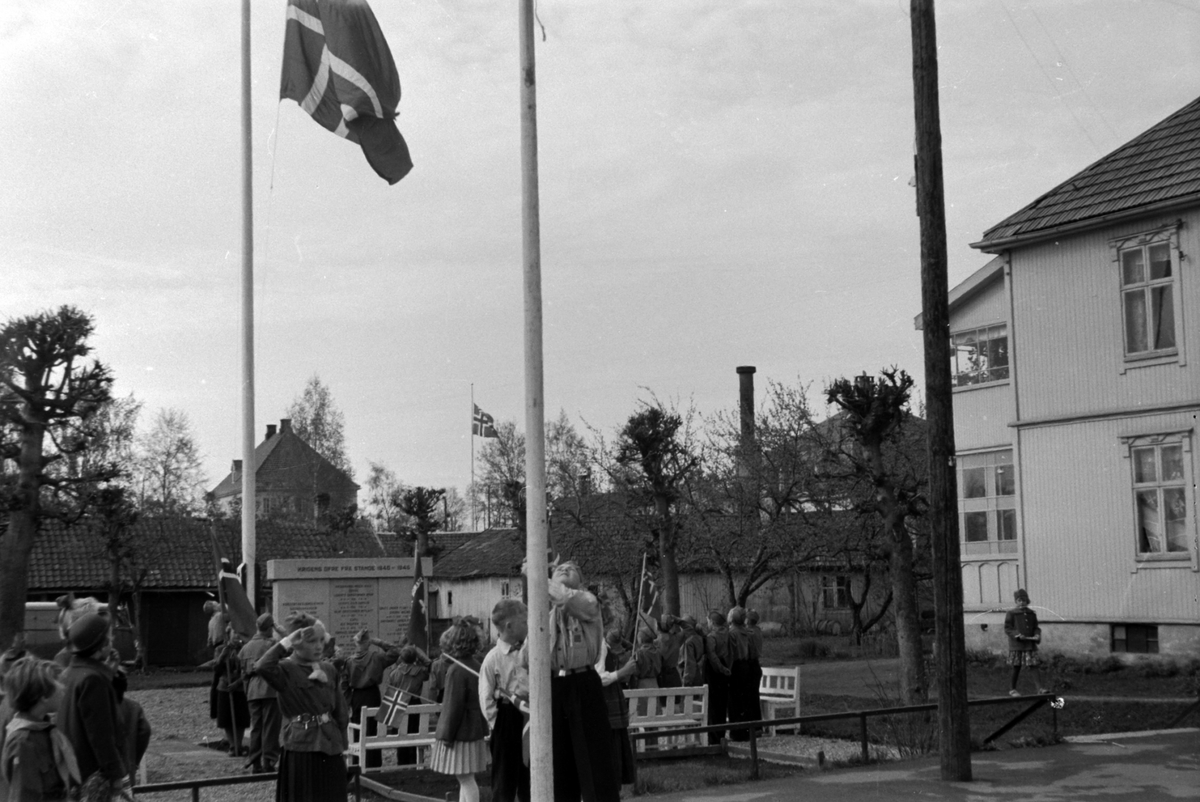 Adolf Skjegstad, STANGE, 17 MAI, SPEIDERE VED MINNESMERKE OVER DE FALNE 1940-1945, FLAGGHEISING.