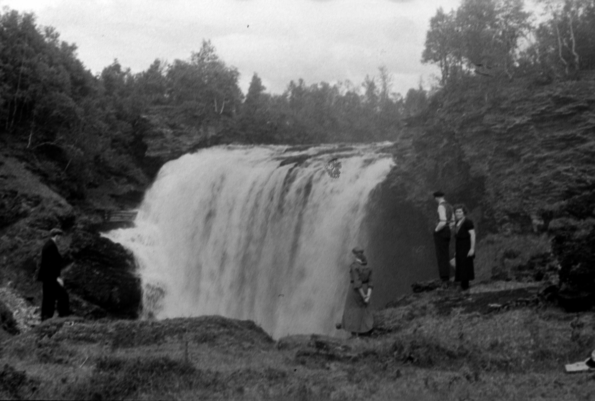 Adolf Skjegstad, FOSSEFALL, UKJENT STED. Kan være ett av de øverste fossefallene i Ula ved Mysusæter i Sel kommune.
