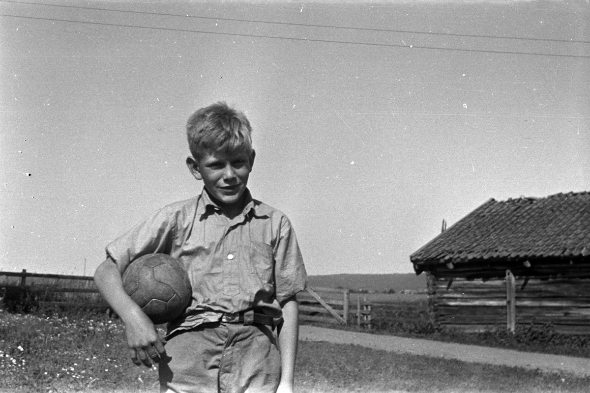 Adolf Skjegstad, Gutt med fotball, Odd Kjell Skjegstad, Uthus gård i Romedal.