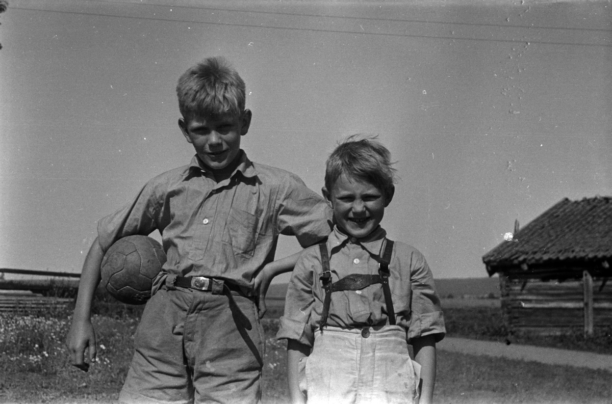 Adolf Skjegstad, Gutter med fotball. Odd Kjell, med ball, og Annar Skjegstad på Uthus Gård i Romedal.
