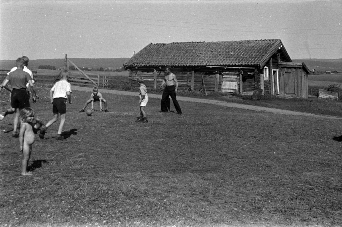Adolf Skjegstad, BARN I LEK, FOTBALLKAMP.