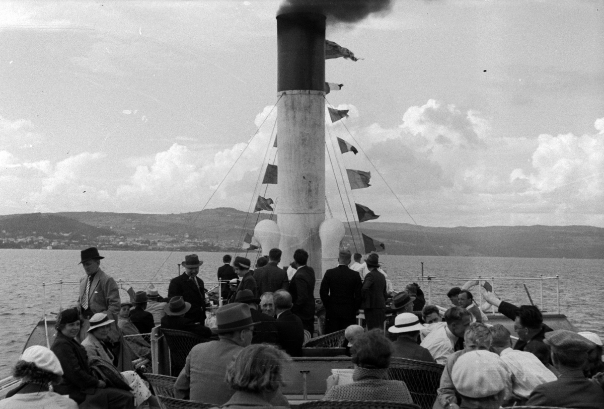 Adolf Skjegstad, FOLK PÅ DEKK PÅ MJØSBÅT, GJØVIK I BAKGR.
