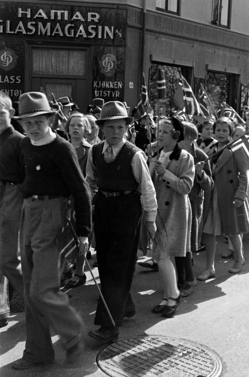 Adolf Skjegstad, 17. MAI, BARNETOG FORBI HAMAR GLASSMAGASIN.
