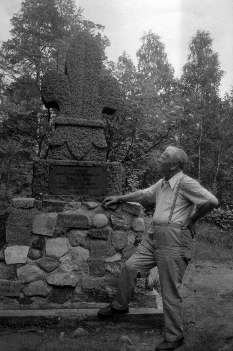 Adolf Skjegstad, Minnesmerke. Til minne om Norges første speidersjef. Chr. Dons. Donsbautaen er en bauta som står på Haukåsen ved Sarabråten i Østmarka, Oslo.