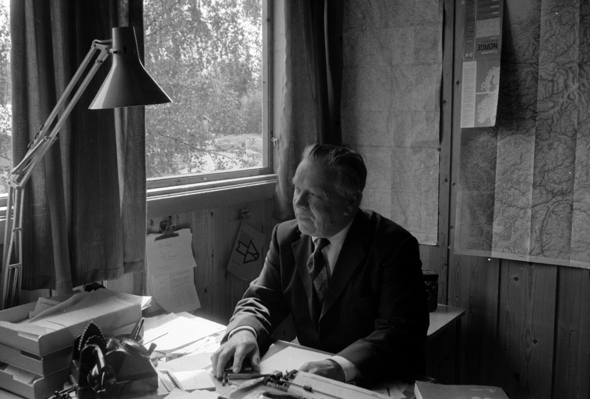 Adolf Skjegstad, Journalist Adolf Skjegstad ved kontorpulten.