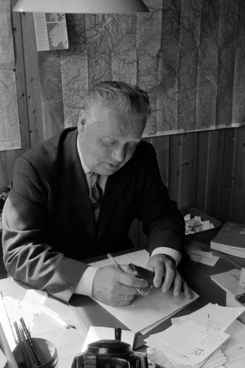 Adolf Skjegstad, Journalist Adolf Skjegstad ved kontorpulten.