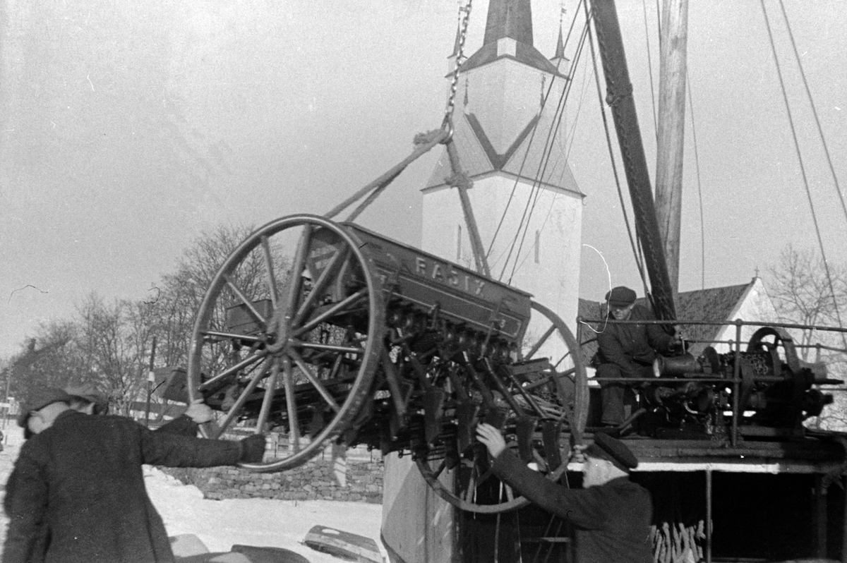 Adolf Skjegstad, NES BRYGGE, SÅMASKIN HEISES I LAND FRA MJØSBÅT