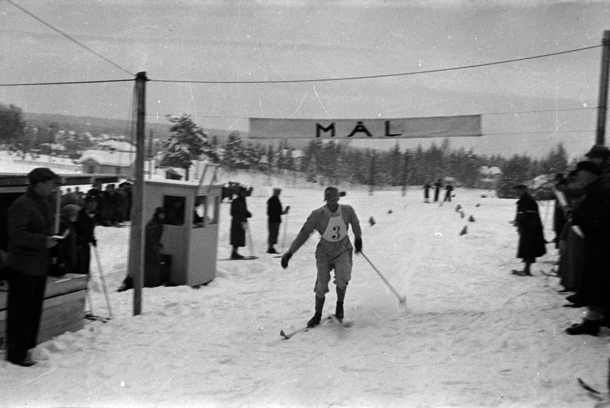Adolf Skjegstad, LANGRENNSLØPER PASSERER MÅLSTREKEN.