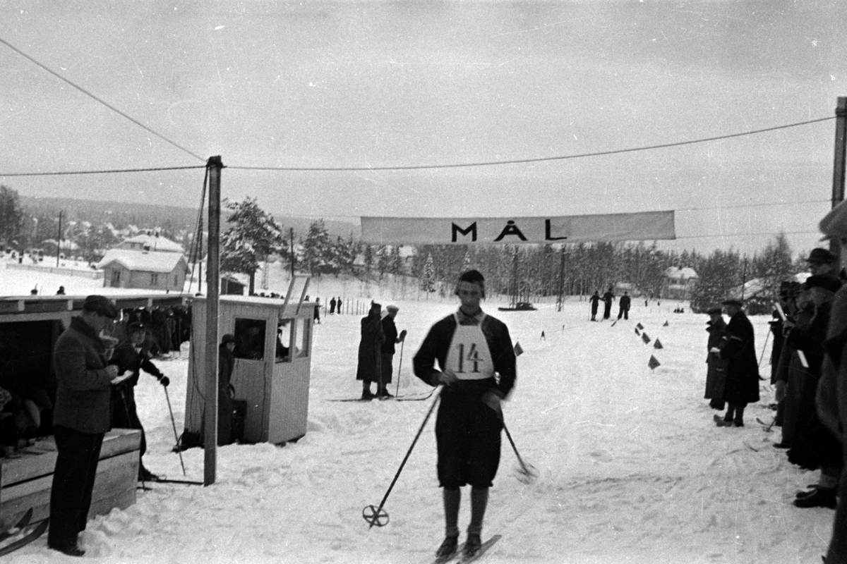 Adolf Skjegstad, LANGRENNSLØPER PASSERER MÅLSTREKEN.