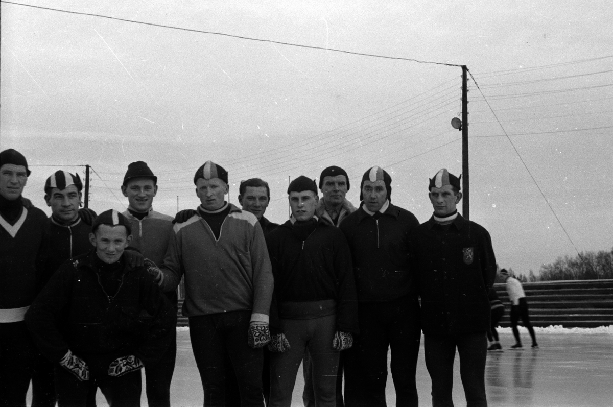 Adolf Skjegstad, HAMAR STADION, GRUPPE UKJENTE SKØYTELØPERE.