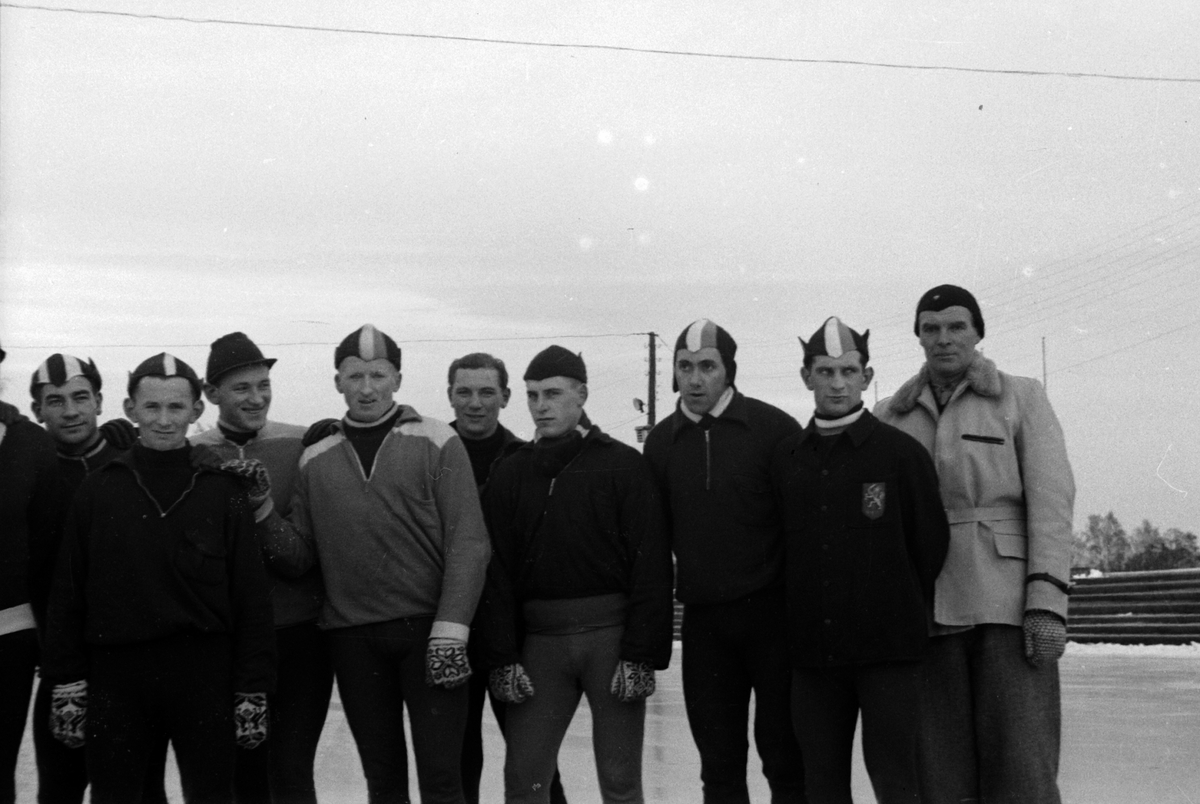 Adolf Skjegstad, HAMAR STADION, GRUPPE UKJENTE SKØYTELØPERE.