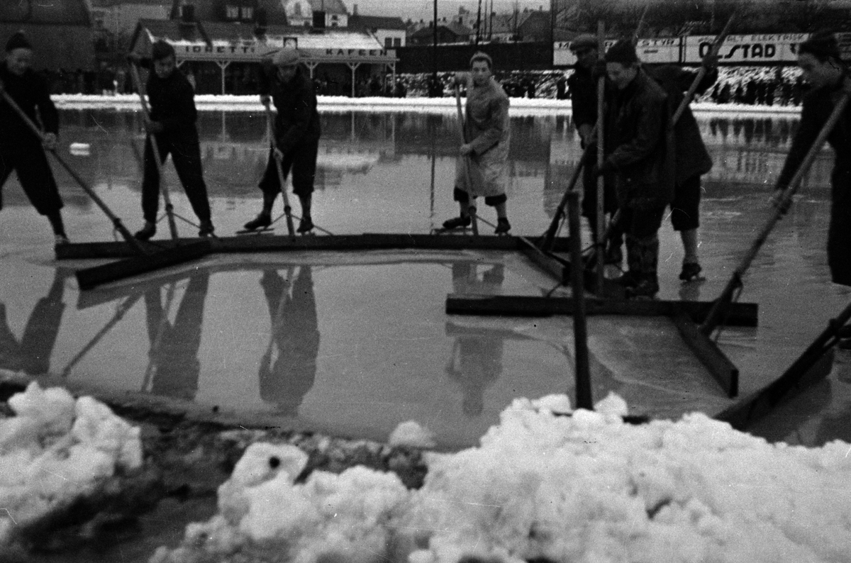 Adolf Skjegstad, HAMAR STADION, SKØYTESTEVNE, BANEMANNSKAPER SKYFLER VANN.