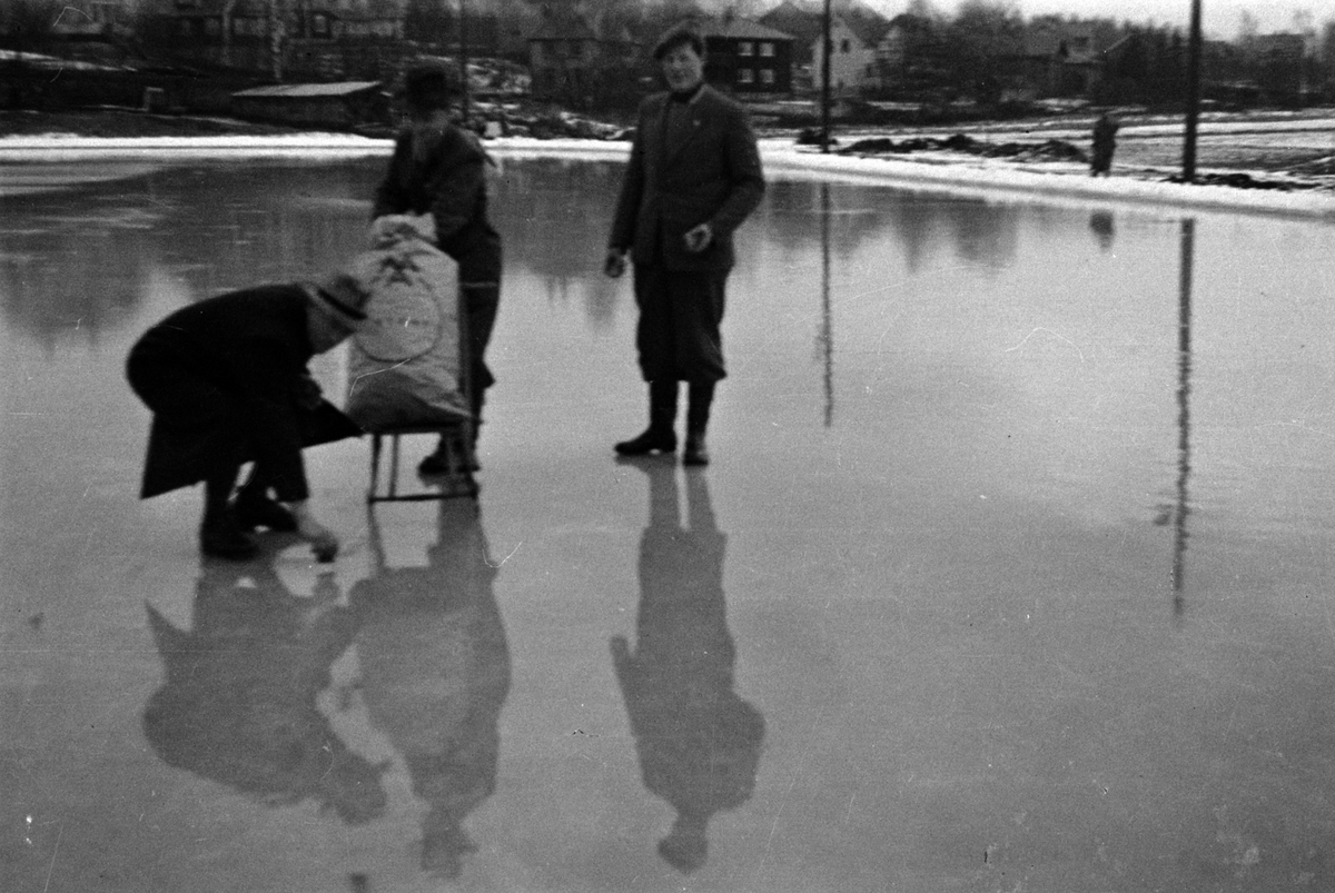 Adolf Skjegstad, HAMAR STADION, SKØYTESTEVNE, BANEMANNSKAPER SETTER OPP BANEMARKERING?