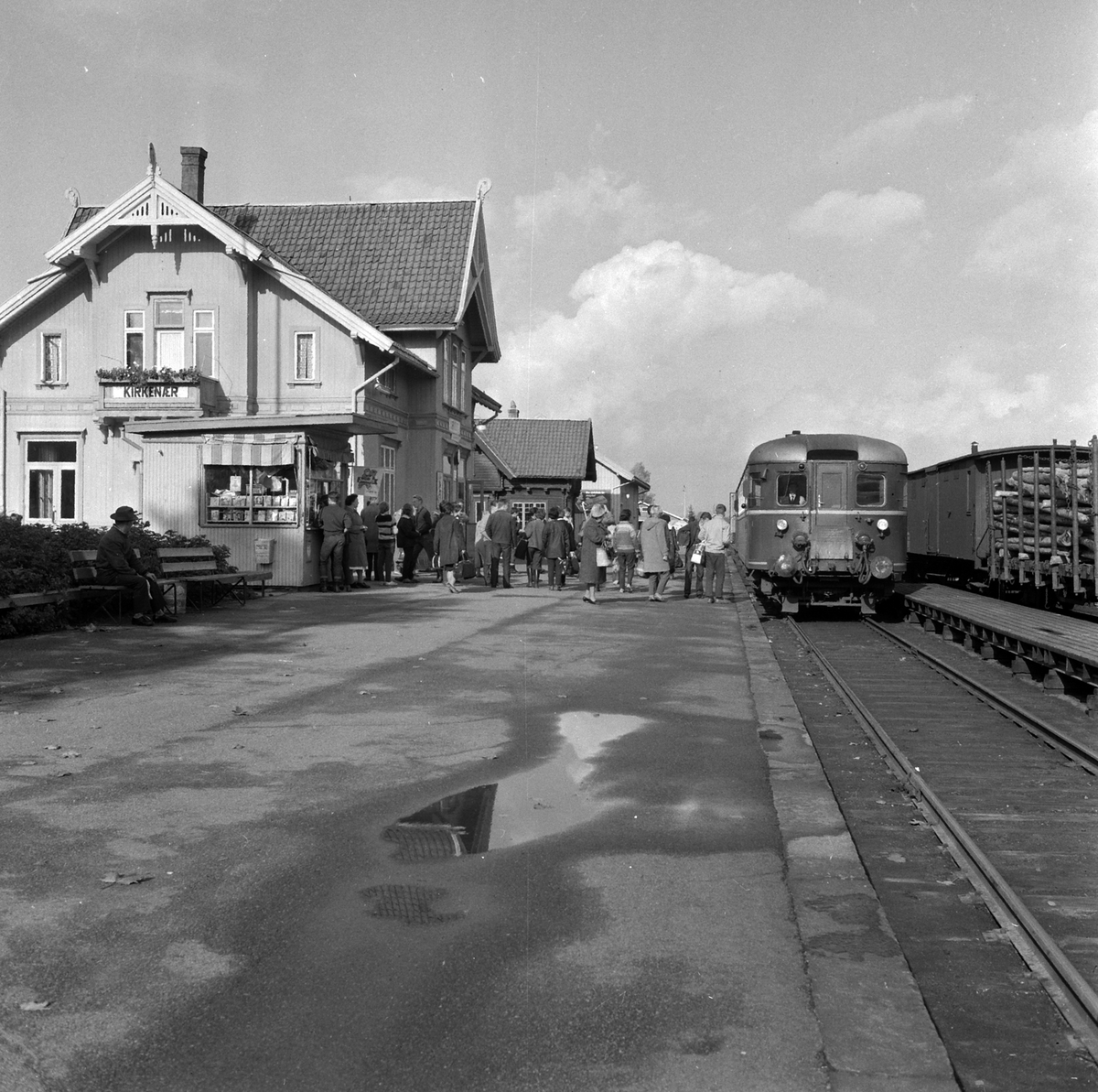 Adolf Skjegstad, KIRKENÆR JERNBANESTASJON PÅ SOLØRBANEN, MOTORVOGN,