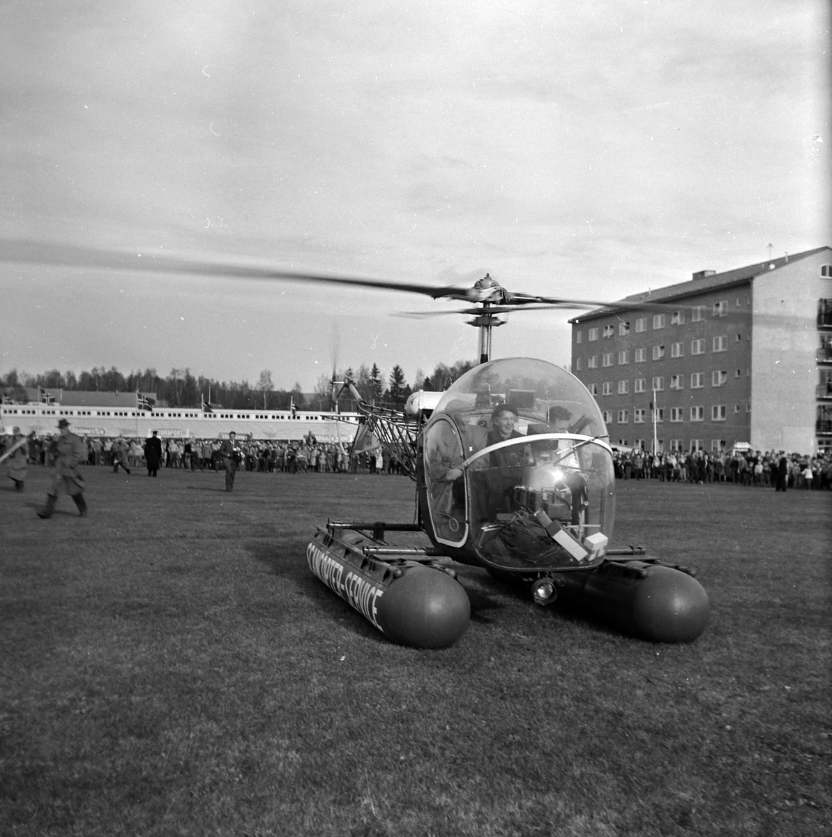 Adolf Skjegstad, SCANCOPTER SERVICE, HELIKOPTER PÅ UTSTILLINGSPLASSEN I HAMAR. Helikopteret er en Bell 47D-1