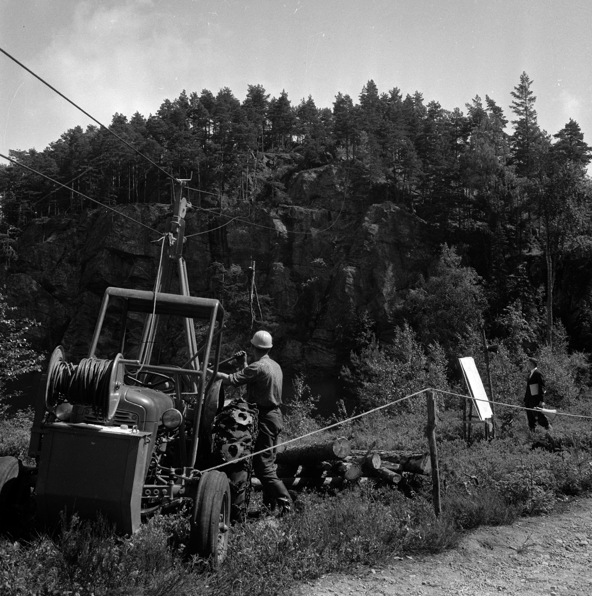 Adolf Skjegstad, SKOGSARBEID, SKOGSMASKIN, TRAKTOR VINSJ TREKKER TØMMER TIL SAMLEPLASS. SKOGBRUK.