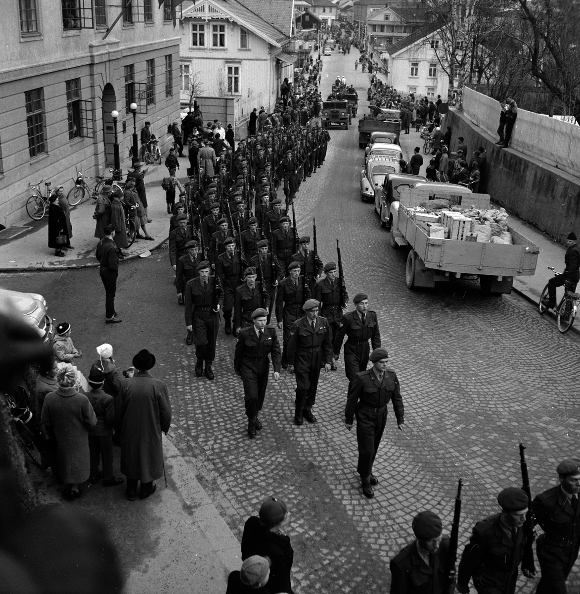 Adolf Skjegstad, MILITÆRE MARSJERER GJENNOM GATE, UKJENT STED.