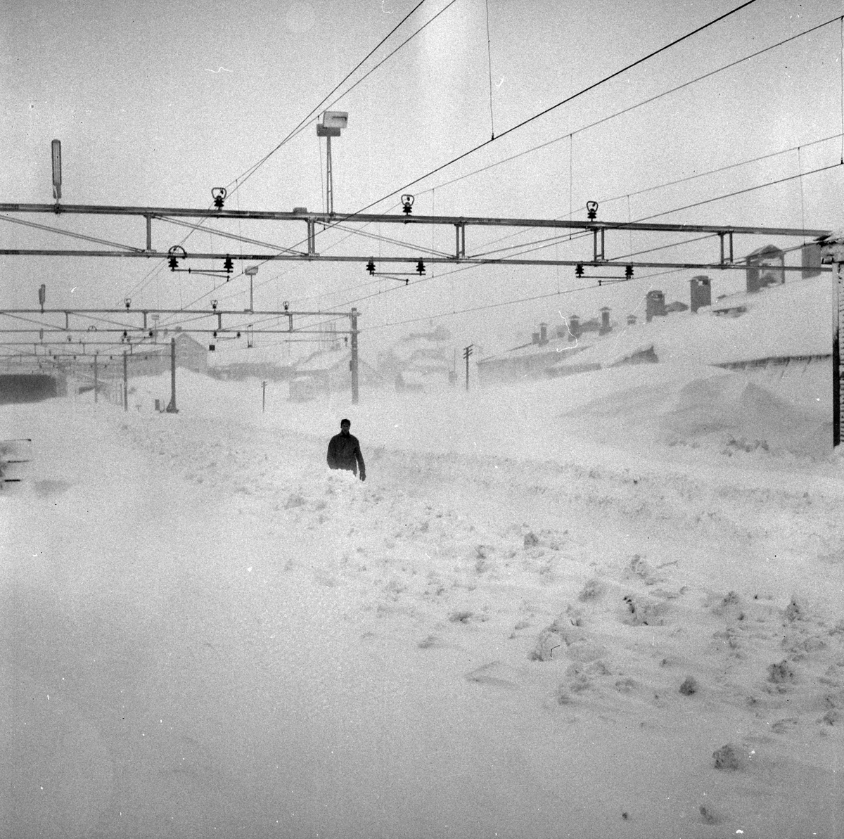 Adolf Skjegstad, FINSE JERNBANESTASJON, VINTER,
