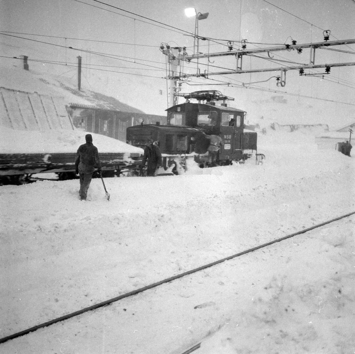 Adolf Skjegstad, FINSE JERNBANESTASJON, VINTER, SKIFTELOKOMOTIV.