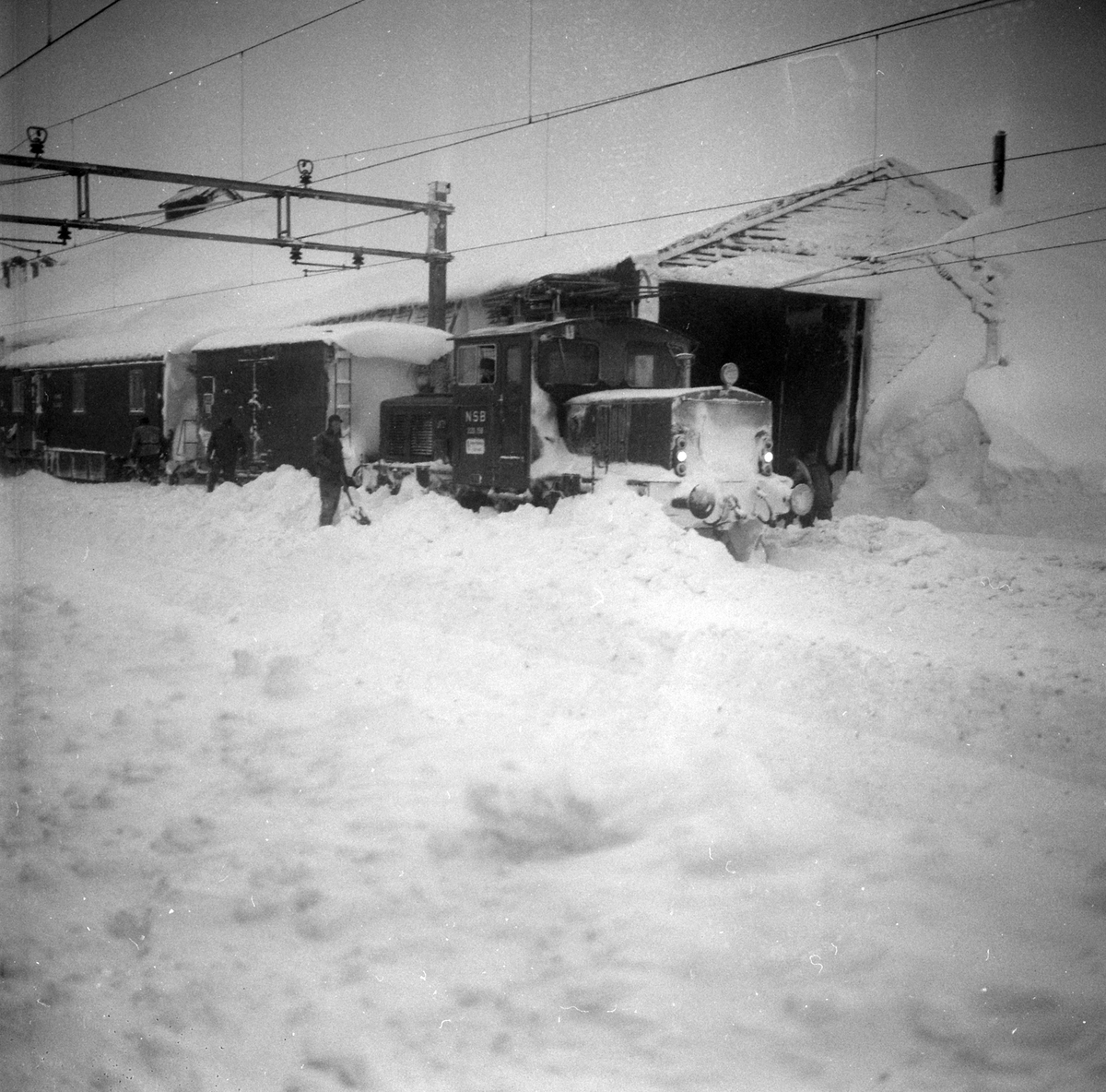 Adolf Skjegstad, FINSE JERNBANESTASJON, VINTER, SKIFTELOKOMOTIV.
