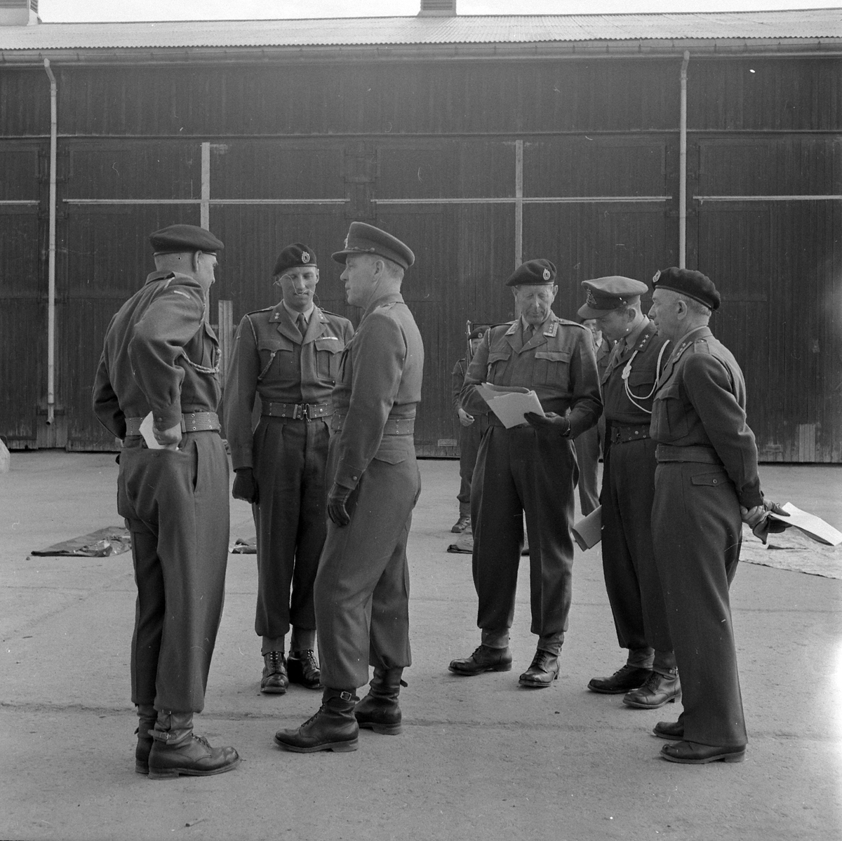 Adolf Skjegstad, MILITÆRØVELSE, KRONPRINS HARALD INSPISERER MILITÆRE TROPPER, Trandum leir. Ullensaker.