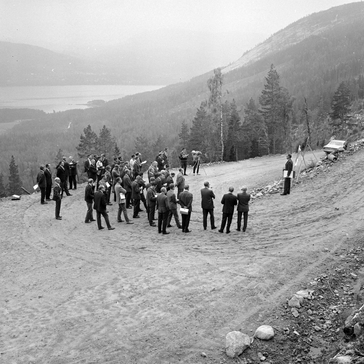 Adolf Skjegstad, Vegutbygging, befaring, ukjent sted.