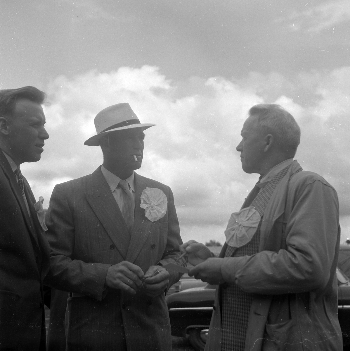 Adolf Skjegstad, Utstillingsplassen, fesjå, Hamar. Tre ukjente menn,