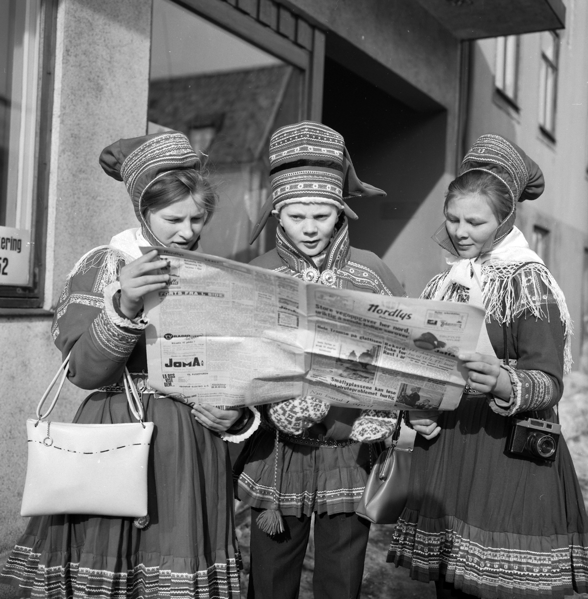 Adolf Skjegstad, Gruppe 3, ukjente, samer, samedrakt, leser avis, "Nordlys"