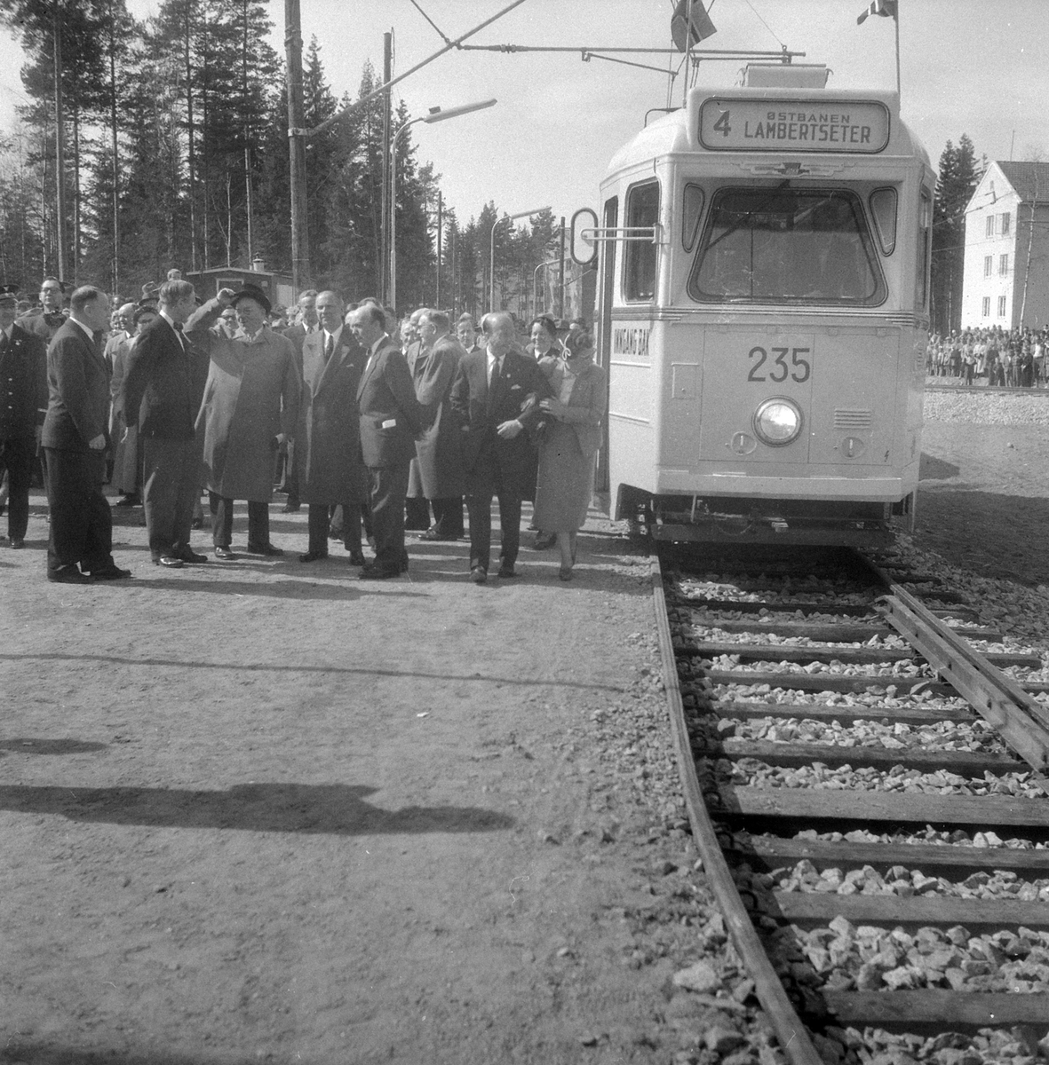 Adolf Skjegstad, Lambertseterbanen, åpning 28.04.1957. Sporvogn 235, trikk, bybane. Østbanen-Lamberseter. Brynjulf Bull, formann i byggekommiteen eller ordfører? Talen på arket i lomma. Norges førstedame, prinsesse Astrid ser på fronten av vogna. Åpningstoget med von 235 ved Bergkrystallen.