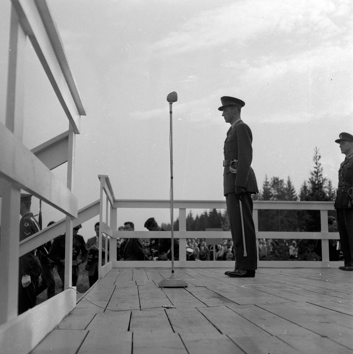 Adolf Skjegstad, Parade for Kong Olav V. Kronprins Harald på podiet. Elementer fra Akershus Infanteriregiment nr 4 og Oppland Dragonregiment nr 2. Sted: Ringbanen, Gardermoen ?