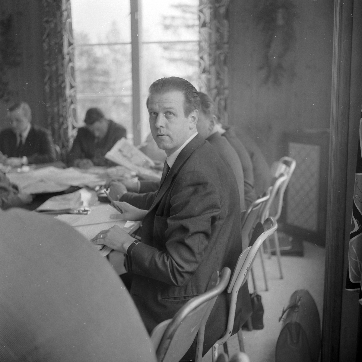 Adolf Skjegstad, ukjent mann,møtelokale,