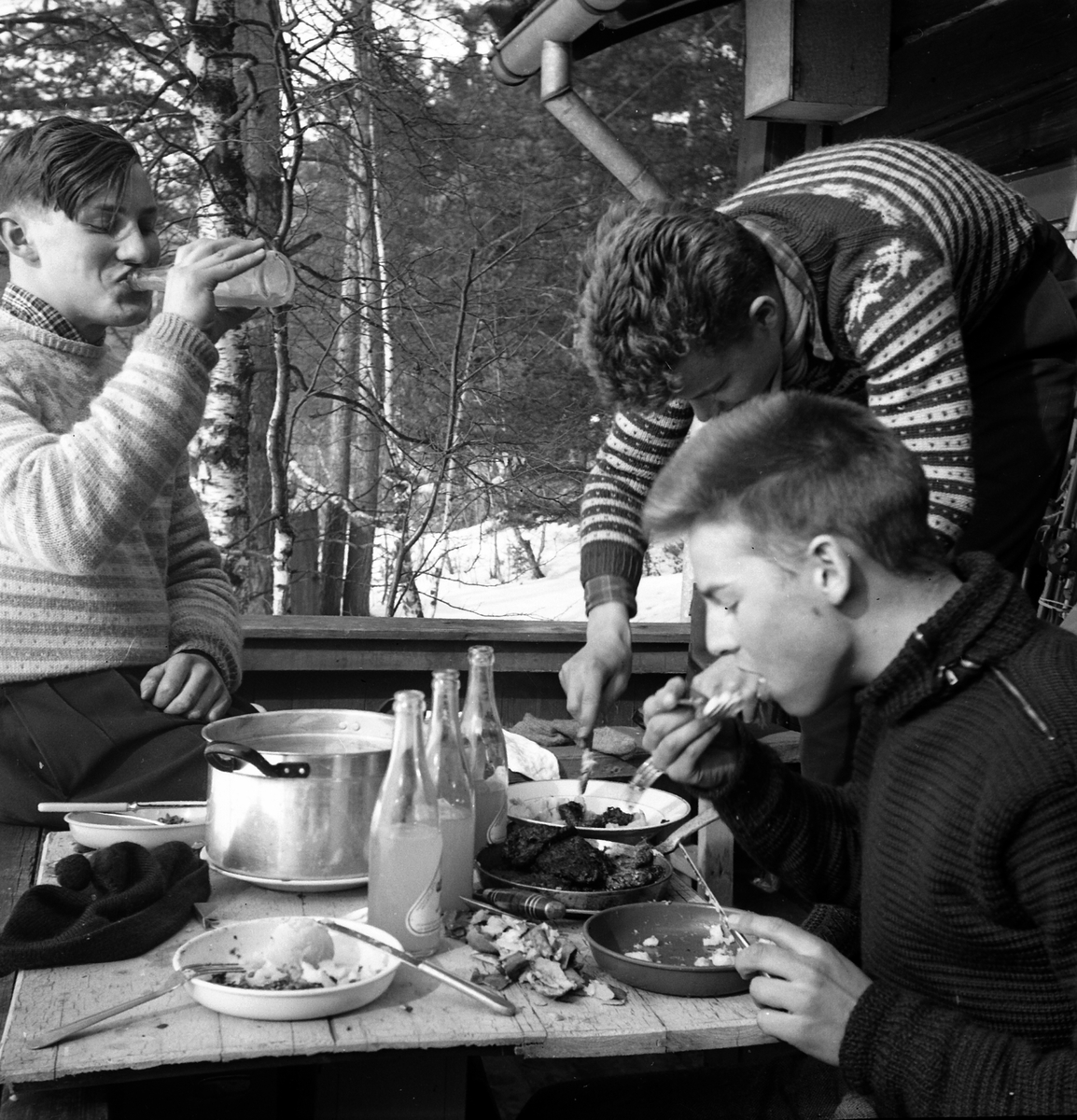 Adolf Skjegstad, På Skjegstad-hytta på Furubergstranda, Strandvegen langs Mjøsa i Hamar. Måltid på veranda, vinter.