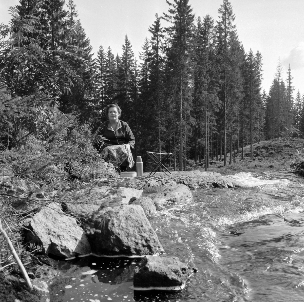 Adolf Skjegstad, Petra Skjegstad, rasting ved elv, campingstol, termos, matboks.