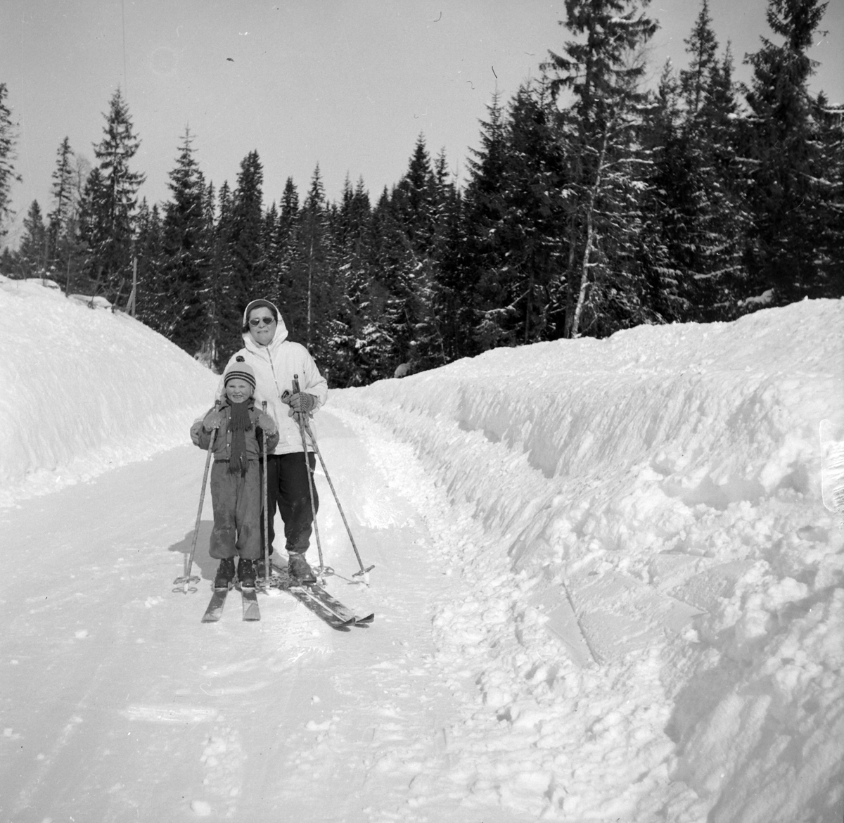 Adolf Skjegstad, Asbjørg og Petra Skjegstad, vinter, snøvinter, snøplogkanter, brøytekanter, vinterklær, ski, ukjent sted.