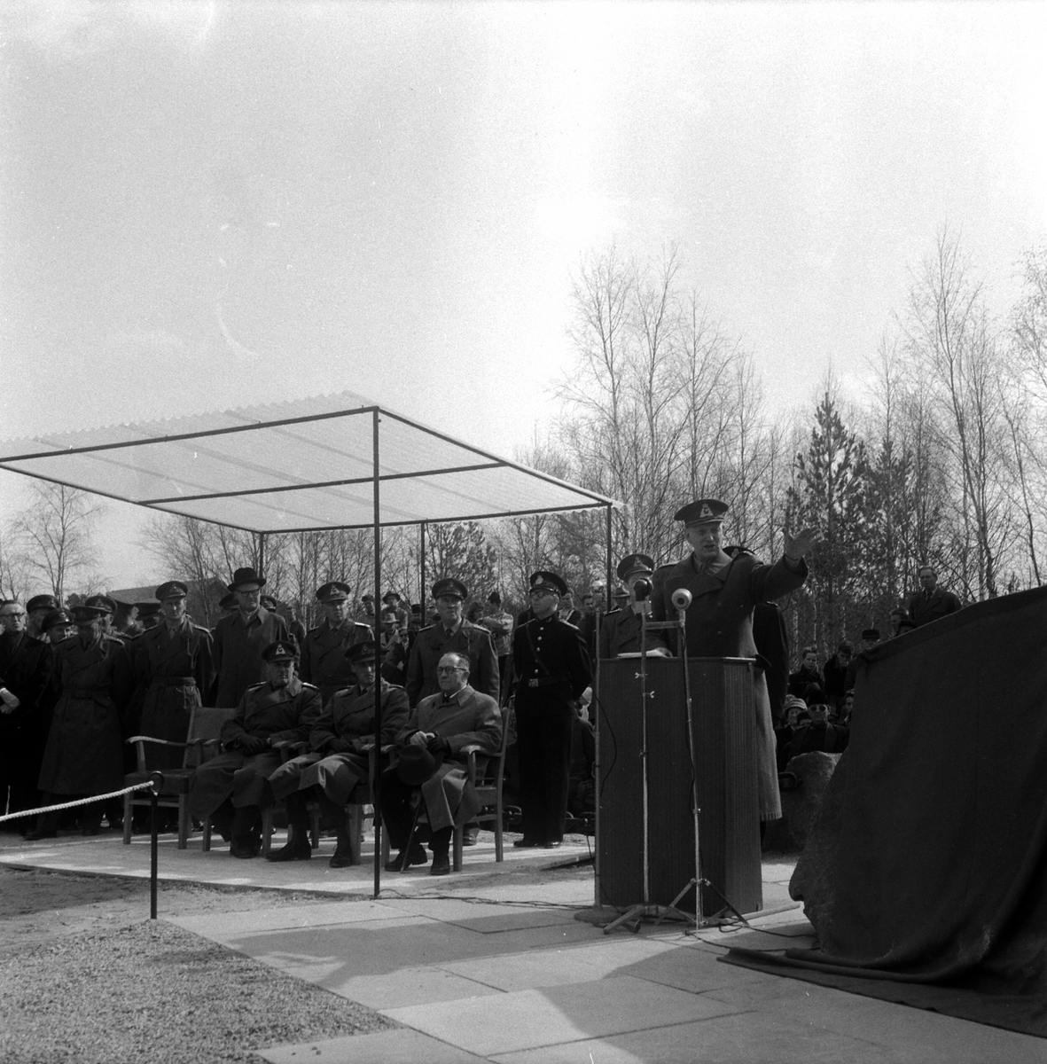 Adolf Skjegstad, MIDTSKOGEN, AVDUKING AV BAUTA, KRIGSMINNESMERKE.