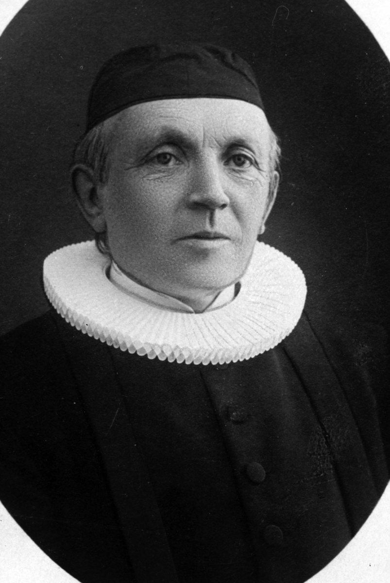 Christian Grundseth, BROCHMANN SOGNEPREST, HALVFIG. , PRESTEKJOLE, 38500