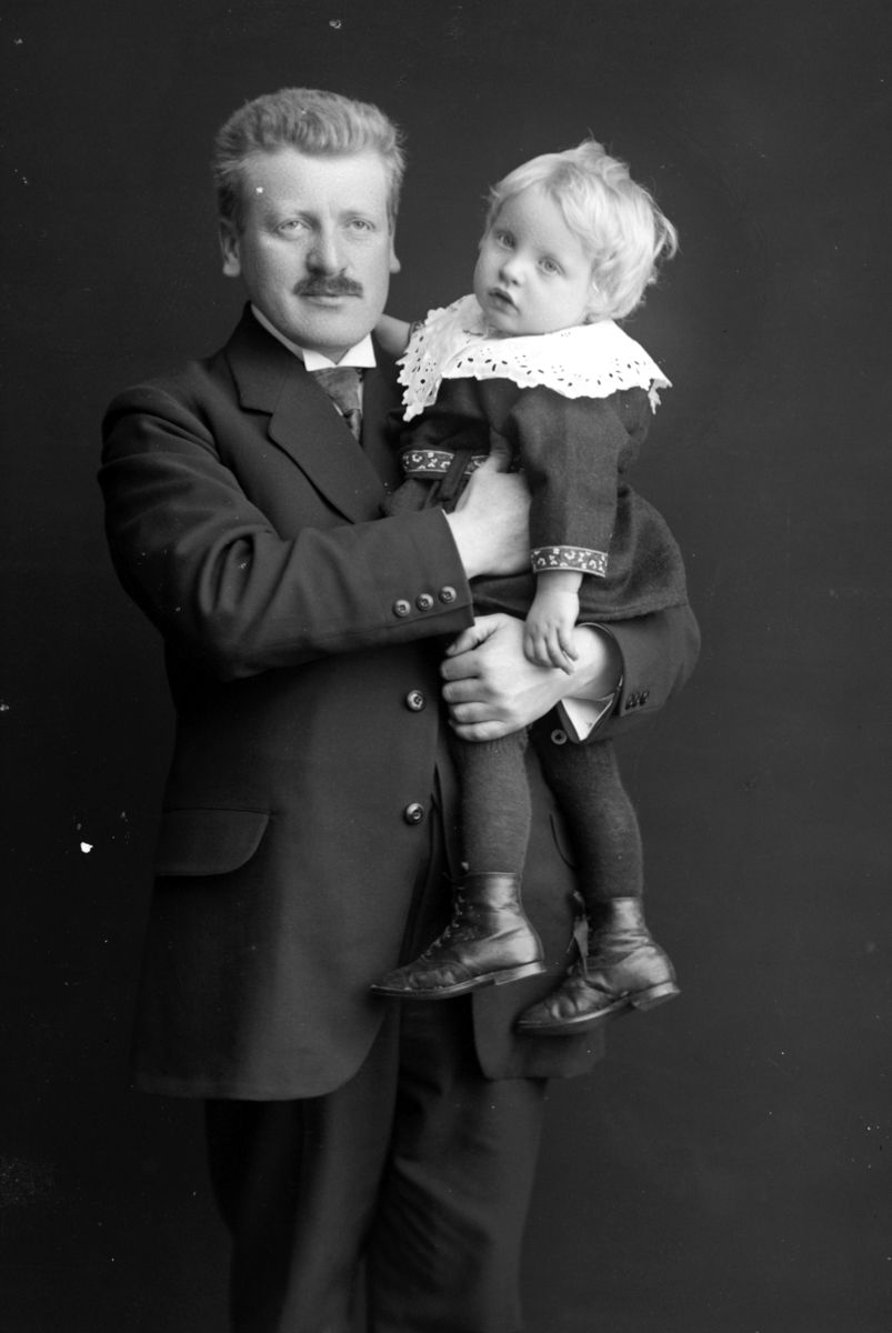 Christian Grundseth, DÆHLIE G. , VANG, GR: 2, MANN + BARN 14593. Gudbrand Dæhlie med Kåre Dæhlie på armen.