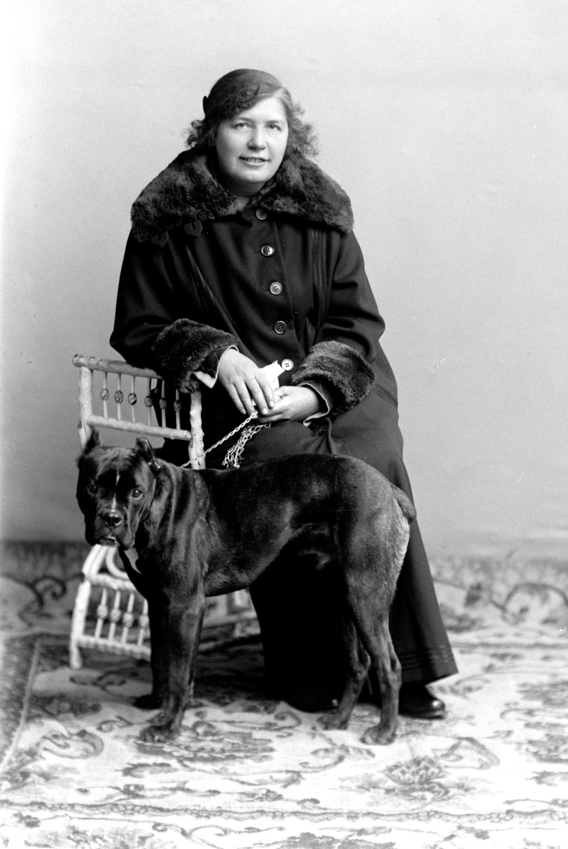 Christian Grundseth, DØRUM FRK. , DAME M/HUND, 27783