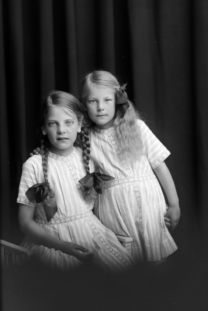 Christian Grundseth, FLEISCHER ADJ. GR: 2 JENTER, 16230 Sophie Ulrikke Fleischer f. 15.07.1904, d. 17.12.1998, Nina Fleischer f.12.06.1908.